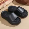 Nuevas pantuflas de suela gruesa transfronterizas para uso en exteriores, sandalias tipo chancla casual cómodas de EVA, pantuflas para mujer de color sólido con estampado de moda.