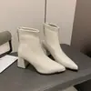 Botas curtas elegantes off-white de bico fino para afinar a silhueta feminina, com saltos grossos, novas botas de couro de salto alto 2026, botas curtas slim-fit