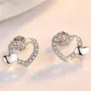 Estilo coreano em forma de coração Full Diamond Silver Needle Brincos Mulheres Amor Oco Simples Assimétrico Ear Jewelry Brincos Criativos Venda Direta