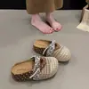 Sandalias Tejidas Huecas de Suela Gruesa Estilo Birkenstock de Nuevo Estilo para Verano con Malla Transpirable y Medias Zapatillas de Punta Cerrada para Mujer, Adecuadas para Uso en Exteriores en 2026