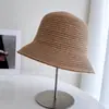 Sombrero de pescador de rafia trenzada de papel multicolor estilo minimalista para mujer, sombrero de paja para protección solar de verano con rayas contrastantes, sombrero de pescador moderno
