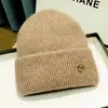 Nuevo gorro de lana para mujer de otoño e invierno, forrado de felpa, engrosado, a prueba de frío, gorro versátil, gorro de punto cálido para proteger los oídos