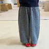 Pantalones casuales de pierna ancha a rayas grises y negras estilo coreano para niñas, pantalones largos básicos holgados de pierna recta para niños pequeños