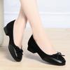 Zapatos de lazo de una sola capa para mujer 2024 primavera nuevos zapatos de mujer de mediana edad y ancianas cómodos de cuero suave suela blanda zapatos planos para mamás zapatos de cuero
