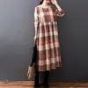 Foto real do novo vestido casual estiloso de outono de 2026, tamanho plus size, de algodão e linho, com gola redonda, corte solto, patchwork e comprimento médio.
