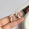 Brincos de Folha Esmaltada 2025 Novo Estilo Quente Brincos Pequenos Doces Luxo Acessível Estilo Europeu e Americano de Alta Qualidade Brincos Retrô