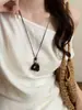 Nuevo collar colgante irregular de madera estilo Maillard para otoño e invierno, un collar de moda diseñado para llevar alrededor del cuello, perfecto para combinar con suéteres