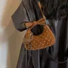 Bolsa de ombro diagonal estilosa para o dia a dia, design versátil de bolinhas, bolsa de axila para mulheres, novo estilo coreano de camurça outono 2026