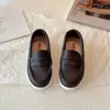 Zapatos infantiles de moda 2026 nuevo modelo cómodos mocasines sin cordones para niños zapatos casuales versátiles de cuero