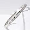 Popularidad Transfronteriza Personalidad Estilo Europeo y Americano Joyería de Mano de Lujo Ligero Nicho para Mujer Sensación de Alta Gama Diseño Incrustado con Pedrería Elegante Pulsera de Acero de Titanio