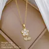 [Acero de titanio] Collar de diamantes elegante y lujoso con diseño de flor de cinco pétalos y hojas para mujer, cadena de clavícula combinable, cadena de acero de titanio.
