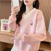 Moletom Jacquard Falso Duas Peças sem Capuz para Mulheres, Estilo Fino para Primavera e Outono, Super Tendência, Rejuvenescedor, Top com Bordado de Urso e Decote V para Alunos do Ensino Fundamental