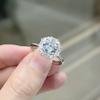 Anillo de diamantes cuadrados de moissanita de imitación de bienes genuinos con brazo retorcido de cuatro garras, aretes de botón, simulación de platino, traje de anillo de boda de 2 quilates