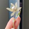 Moda de Alta Gama Nueva Entrada Lujo Guofeng Ramillete de Narciso Broche de Planta de Circonita Femenino Accesorios de Ropa para Combinar Fábrica