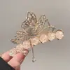 Presilha de Cabelo Feminina Grande de Tubarão com Borboleta de Strass, Pérola Rosa e Franja