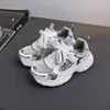 Zapatos Deportivos Infantiles de Malla Transpirable con Diseño Hueco, Estilo Nuevo, Ligeros, Versátiles, Cómodos Estilo Papá, Tallas 32-41, Modelo 5710