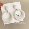 Pendientes redondos blancos de temperamento retro para mujer, pendientes acrílicos geométricos, pendientes de personalidad de moda de alto sentido, venta al por mayor