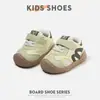 Sapatos de caminhada para bebê, modernos e antiderrapantes, com solas macias, adequados para o outono, sapatos casuais estilosos para bebês meninas e tênis versáteis para bebês meninos