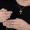 Colar de zircônia em formato de cruz flamejante europeu e americano, acessório versátil, moderno e único para homens, acessório de luxo leve e de alta qualidade para mulheres
