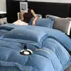 Xiangling Produtos Premium Estilo Luxo Leve Sensação de Alto Padrão Bordado em Lã de Leite Borda Larga Conjunto de Roupa de Cama de Quatro Peças Lençol Capa de Edredom Fronha Roupa de Cama