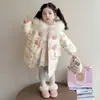 Jaqueta de plumas para meninas, coleção de inverno 2026, novo estilo para crianças, casaco de comprimento médio moderno e espesso para outono e inverno, agasalho quente para bebês meninas