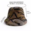 2026 Nuevo Sombrero de Pescador de Felpa Falsa de Visón Rayas de Tigre Otoño Invierno Cálido Protección para las Orejas Sombrero Cubo Moda Versátil Sombrero para Mujer
