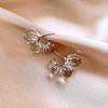 Pendientes de flor de perla de hada con aguja de plata chapada en oro real, pendientes de temperamento de moda, pendientes ligeros de lujo de alta gama, venta al por mayor para mujeres