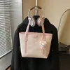 Bolso tote moderno y práctico de gran capacidad con un diseño de dibujos animados en relieve, un nuevo y elegante bolso de hombro y un bolso tipo cubo adecuado para estudiantes universitarios.