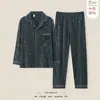Pijama de otoño e invierno para hombre, hecho con felpa cepillada para mayor calidez y una sensación lujosa, un conjunto cómodo y elegante para estar en casa para hombres, adecuado para primavera y otoño