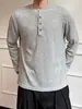 Camiseta Masculina Retrô Americana com Gola Henley e Manga Longa, Texturizada, Estilo Old Money, Outono, Moletom Fino, Camada Base de Tricô