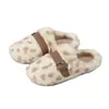 Nuevas pantuflas de algodón de invierno para mujer, con lindos diseños de dibujos animados, cierres de botón, suelas antideslizantes y estampado de leopardo afelpado, perfectas para uso en interiores