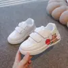 Tenis Deportivos Infantiles de Dibujos Animados 2026 Nuevo Estilo Primavera y Otoño Suela Suave Transpirables Zapatos Blancos Superficie de Cuero Calzado Casual para Niños y Niñas