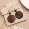 Pendientes de Madera Geométricos Transfronterizos Europeos y Americanos para Mujer, Pendientes de Madera Redondos con Diseño Hueco Exagerado Simple Retro Venta al por Mayor