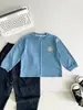Outono 2026 Novo Estilo Versão Coreana Personalidade Camiseta Infantil Estampa Arco-Íris Versátil Solta Camisa Básica para Meninos