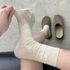 Meias femininas de cano médio estilo celebridade da internet da moda, meias longas lisas básicas, meias folgadas versáteis respiráveis de primavera e outono sem costura para mulheres