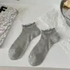 Calcetines Cortos Grises para Mujer con Bordes Fruncidos, Color Sólido, Malla Transpirable, Estilo Verano Delgado, Algodón, Bajos, Encaje, Sin Costuras, Calcetines Estilo Japonés