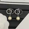 Brincos Réplica Chanel Modelo Novo 2025 com Logo, Metade Couro Preto, Metade Diamante, Design Duplo C, Brincos Vintage de Alta Qualidade com Pino de Prata para Mulheres Atacado