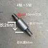 Un juego completo de diversos engranajes de transmisión, ejes hexagonales y ejes estriados dentro de la carcasa de una máquina zanjadora y surcadora con ejes dentados para la gestión de jardines.