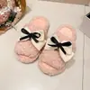 Zapatillas de algodón elegantes y de alta calidad, un nuevo diseño versátil para otoño e invierno 2026, con detalles esponjosos, un lazo y una suela plana, perfectas para usar en exteriores.