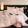 Conjunto de quatro peças em veludo de leite texturizado antiestático de alto peso, com design de pompom pequeno em relevo 3D, roupa de cama luxuosa e quente 4