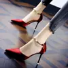 Zapatos de tacón alto de satén rojo con un diseño sexy, que presentan una correa única con hebilla, punta fina y adornos de pedrería, perfectos para el verano de 2026, e ideales como zapatos de vestir elegantes para mujer