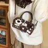Bolso Cruzado Versátil Estilo Coreano 2026 Nuevo Bolso de Hombro Único para el Trabajo Oso Bolso Boston Lindo de Nicho para Mujer
