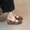 Mules femininas fechadas 2026 novo estilo de verão para uso ao ar livre, sapatos slip-on de estilo francês que aumentam a altura para combinar com saias, sandálias elegantes