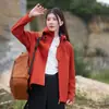 Chaqueta softshell completamente termosellada, diseñada para ejecutivos corporativos, adecuada para actividades de team-building al aire libre y disponible en tallas para hombre, ofreciendo protección cortavientos, impermeable y cálida.