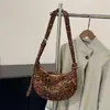 Bolsa super popular de nicho com estampa de leopardo para mulheres no outono e inverno de 2026, nova bolsa transversal casual versátil, bolsa de ombro, bolsa de axila, bolsa de chifre