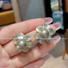 Brincos de Flores Frescas 2025 Novo Estilo Brilhantes Diamante Doce Florzinha Primavera e Verão Brincos Simples Populares Brincos Populares Brincos