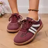 Zapatillas de entrenamiento alemanas son zapatillas retro de suela plana en tallas grandes, con puntera redonda de color contrastante, estilo nuevo con rayas, zapatos casuales de color bloqueado para mujer 2026