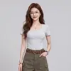 Camiseta feminina Yizhi de manga curta com gola U, novo estilo de verão, cor sólida, caimento justo, comprimento curto, elástica, versátil, adequada para o trabalho