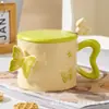 Taza de Cerámica con Mariposa en Relieve de Alto Valor de Color Taza de Regalo Acompañante con Tapa y Cuchara Taza de Café para Hogar y Oficina
