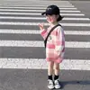 2024 Outono Novo Estilo Coreano Roupas Infantis Camisetas de Manga Longa Listradas Doces para Meninas Moletons de Comprimento Médio Camisetas Infantis
